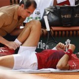 Novak Djokovic s'est blessé au genou droit lors du 8e de finale contre l'Argentin Francisco Cerundolo lundi. KEYSTONE/AP/Jean-Francois Badias